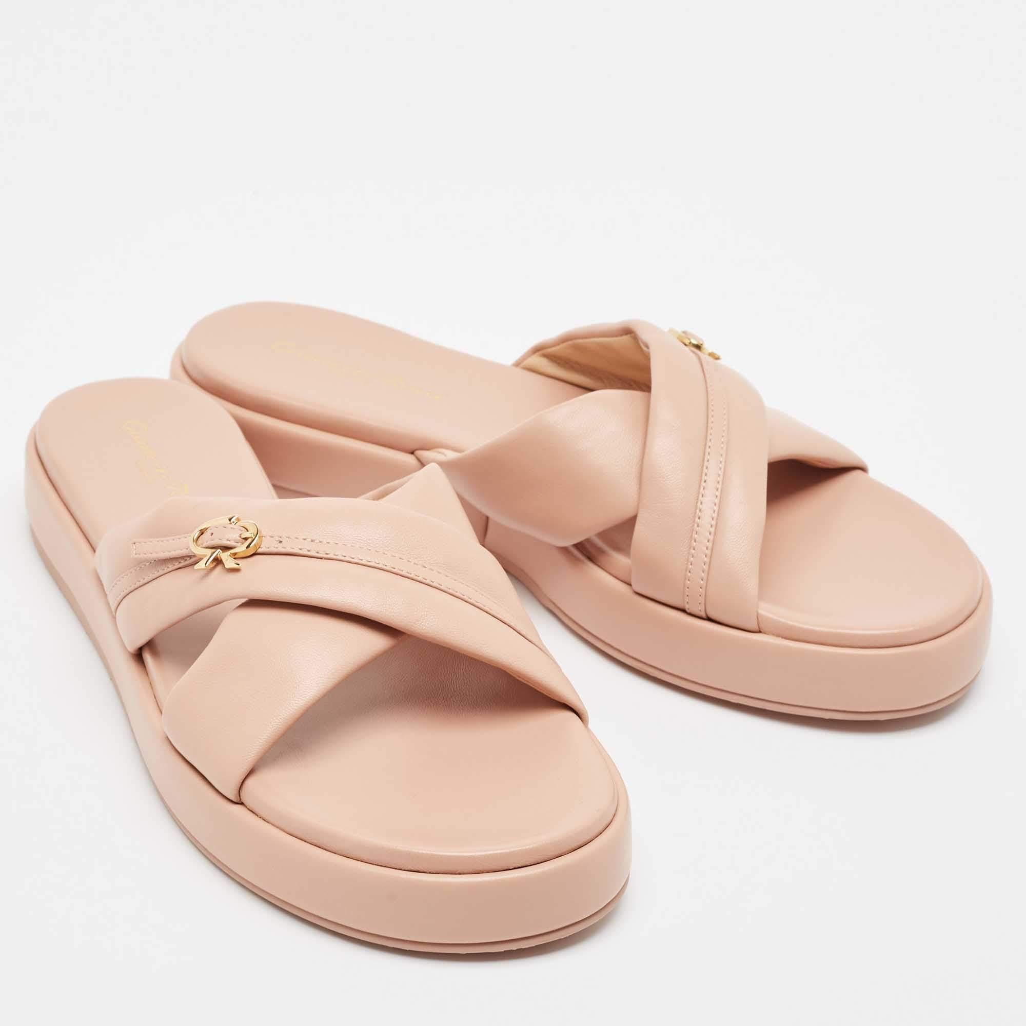 Gianvito Rossi Rosa Pelle alima Criss Cross Flat Slides Taglia 40.5 In condizioni Nuovo in vendita a Dubai, Al Qouz 2