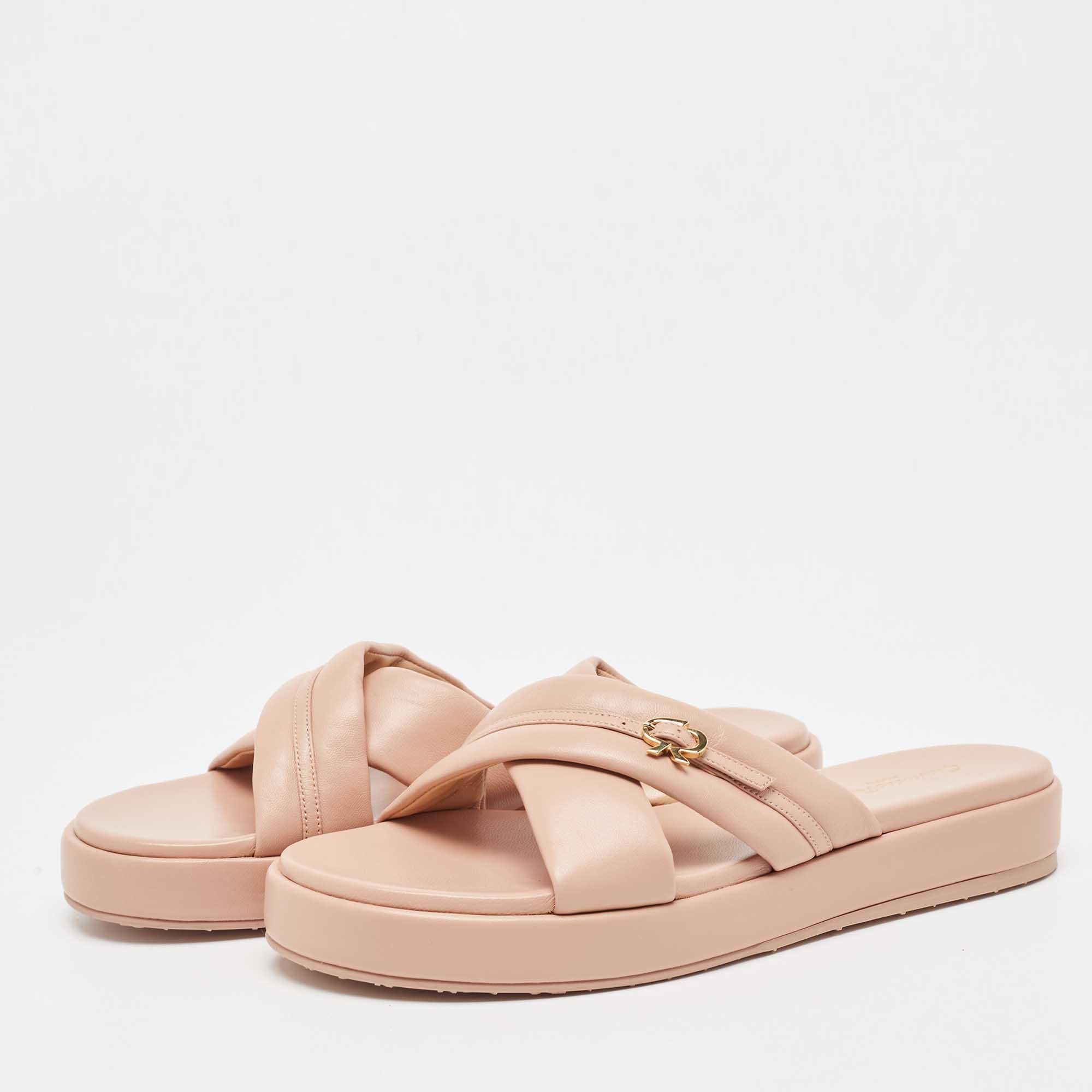 These sandals will frame your feet in a smart manner. Crafted from quality materials they display a classy design and comfortable insoles.