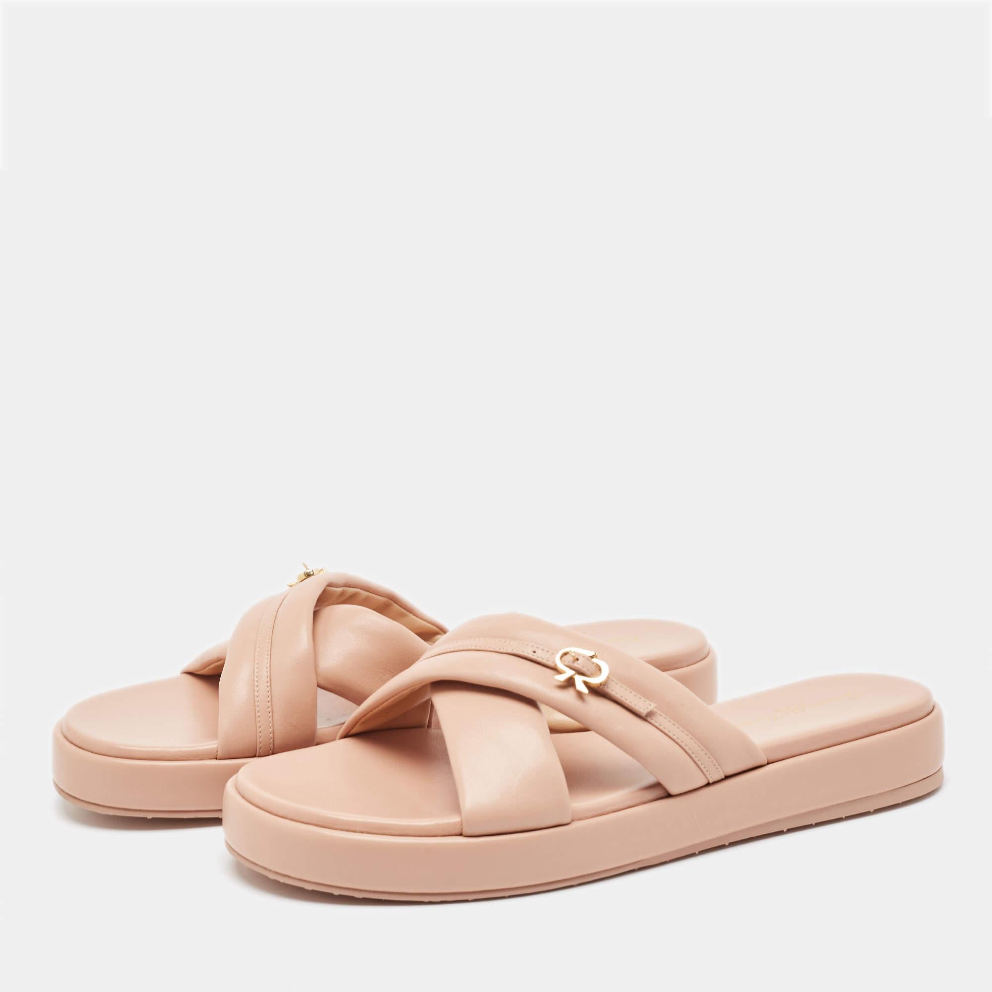 Un mix perfetto di stile e comfort di lusso. Queste ballerine di design sono realizzate con materiali di prima qualità e incorniciano i tuoi piedi nel modo più elegante. Possono essere abbinati a una miriade di abiti del vostro guardaroba.