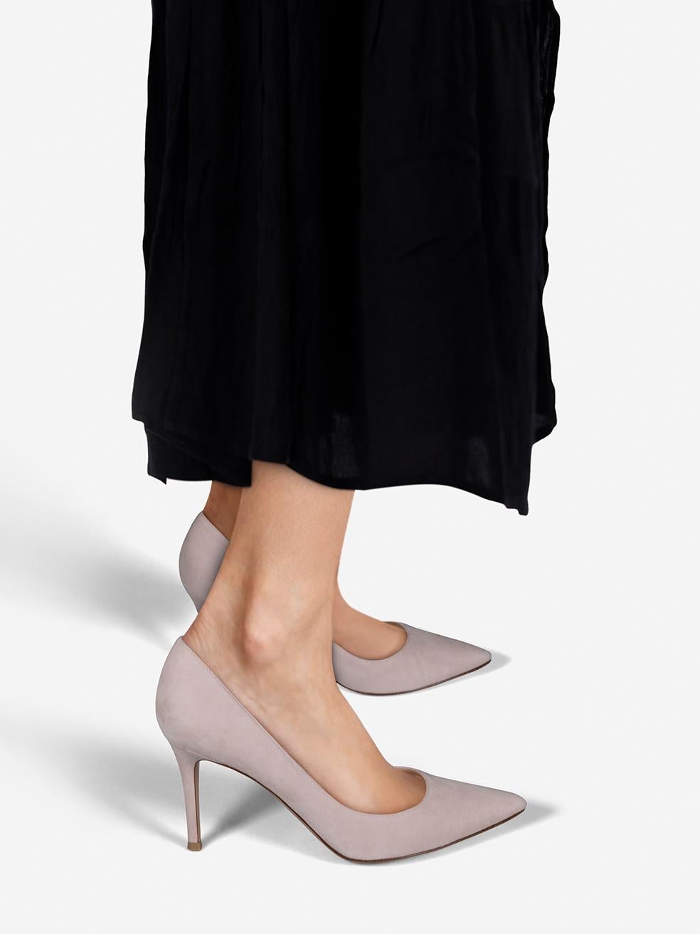 L'ÉTAT est très bon. L'usure des talons est minime. Marques sur la boîte à orteils gauche et le côté droit de la chaussure droite sur cet article de revente de designer Gianvito Rossi utilisé. Cette paire de chaussures est livrée dans les sacs à