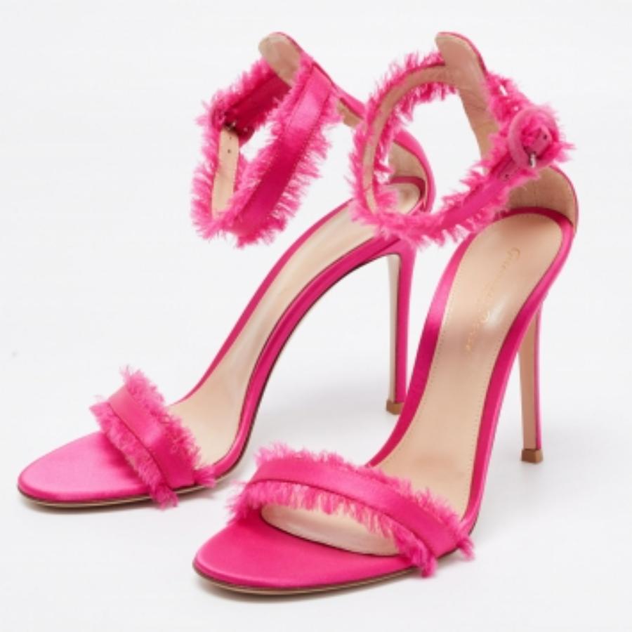 Este elegante par de sandalias de Gianvito Rossi queda aún mejor en los pies. Los zapatos tienen un exterior de satén añadido con flecos, cierre en el tobillo y puntera abierta. Se levantan sobre tacones de 11 cm.
