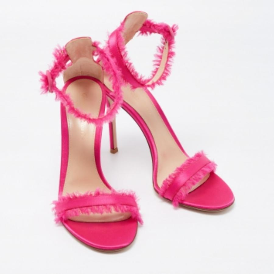 Gianvito Rossi Sandalias de satén rosa Portofino con flecos talla 39 en Excelente estado para la venta en Dubai, Al Qouz 2