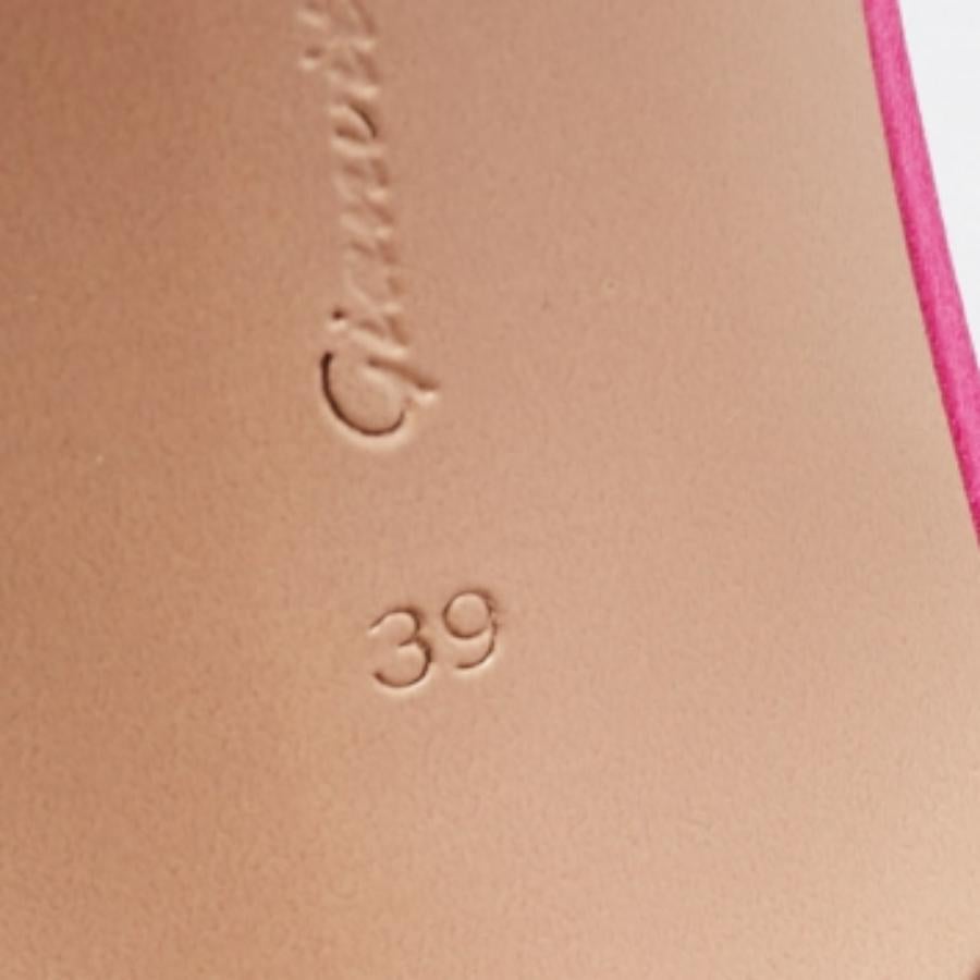 Gianvito Rossi Sandalias de satén rosa Portofino con flecos talla 39 en venta 3