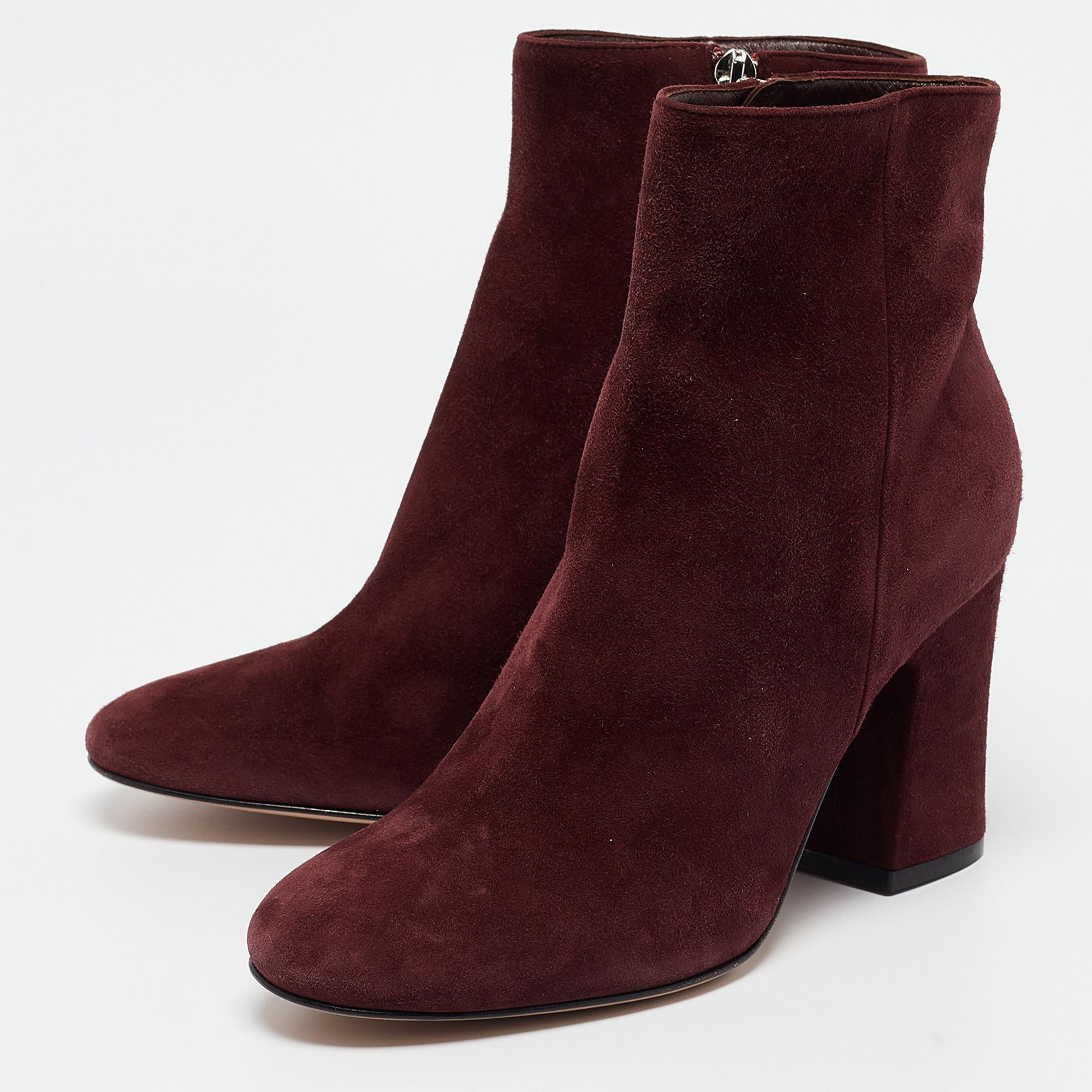 Méticuleusement conçues dans une silhouette élégante, ces bottes ont du style. Elles sont dotées de semelles intérieures confortables et de semelles extérieures durables pour vous durer toute la vie. Ces bottes sont tout simplement incroyables, et