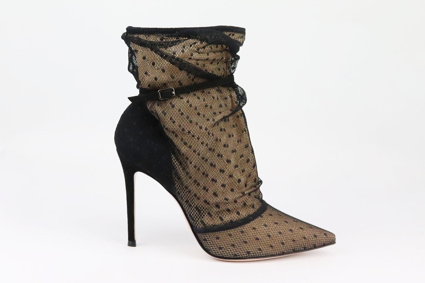 Estos botines de Gianvito Rossi están confeccionados en una elegante silueta de punta, están hechos de tul de lunares y acentuados con ante negro, quedan especialmente glamurosos con un LBD. El tacón mide aproximadamente 83 mm. Malla negra, ante