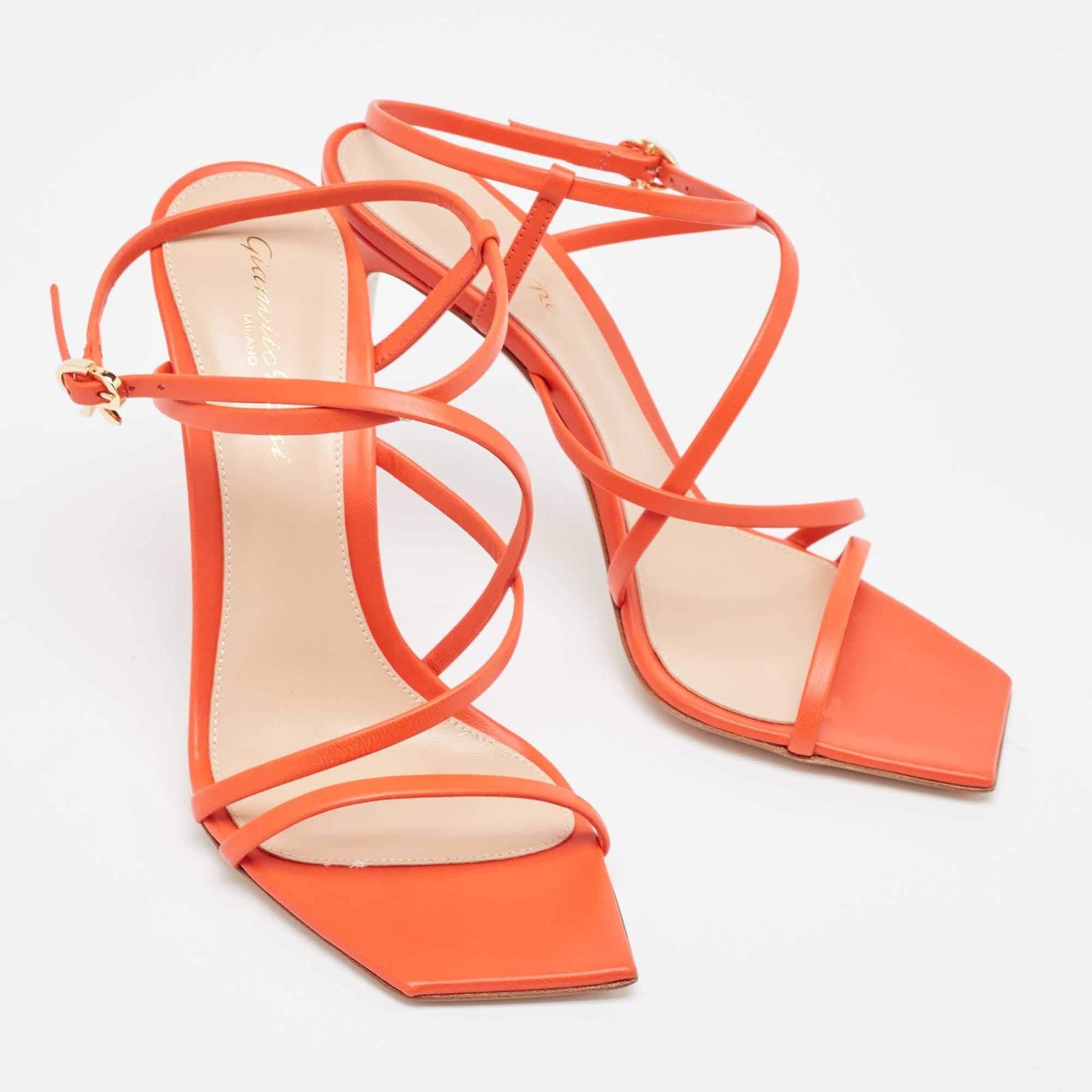 En vibrante piel de color rojo amapola, las sandalias Gianvito Rossi Manilla destilan un encanto seguro. Unas delicadas tiras abrazan con gracia el pie, mientras que un robusto tacón proporciona estabilidad y estilo. Con una artesanía impecable y un