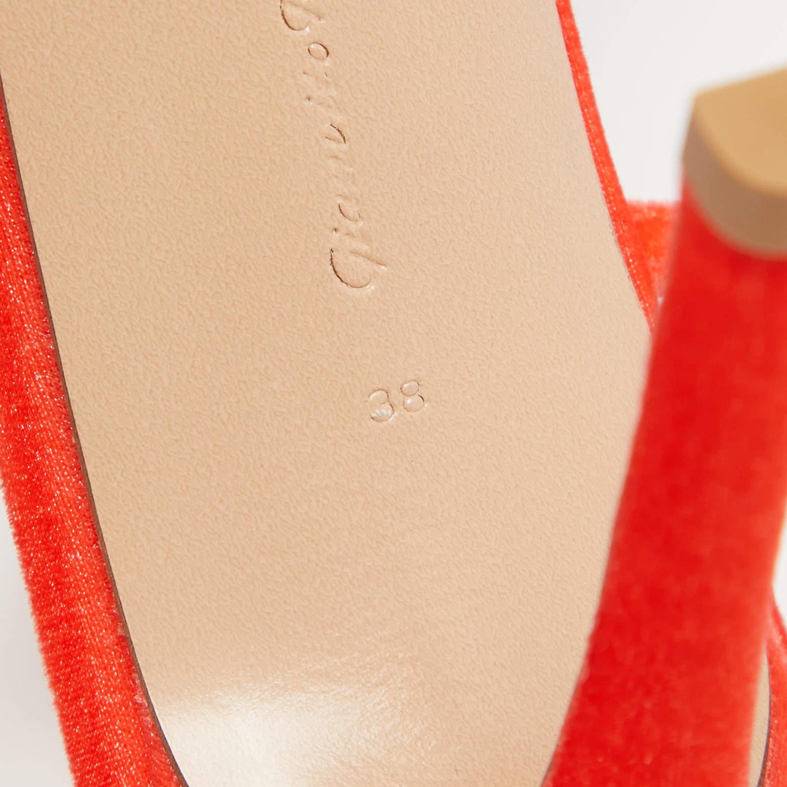 Gianvito Rossi Sandalias de terciopelo rojo amapola con adornos Britney Talla 38 en Nuevo estado para la venta en Dubai, Al Qouz 2