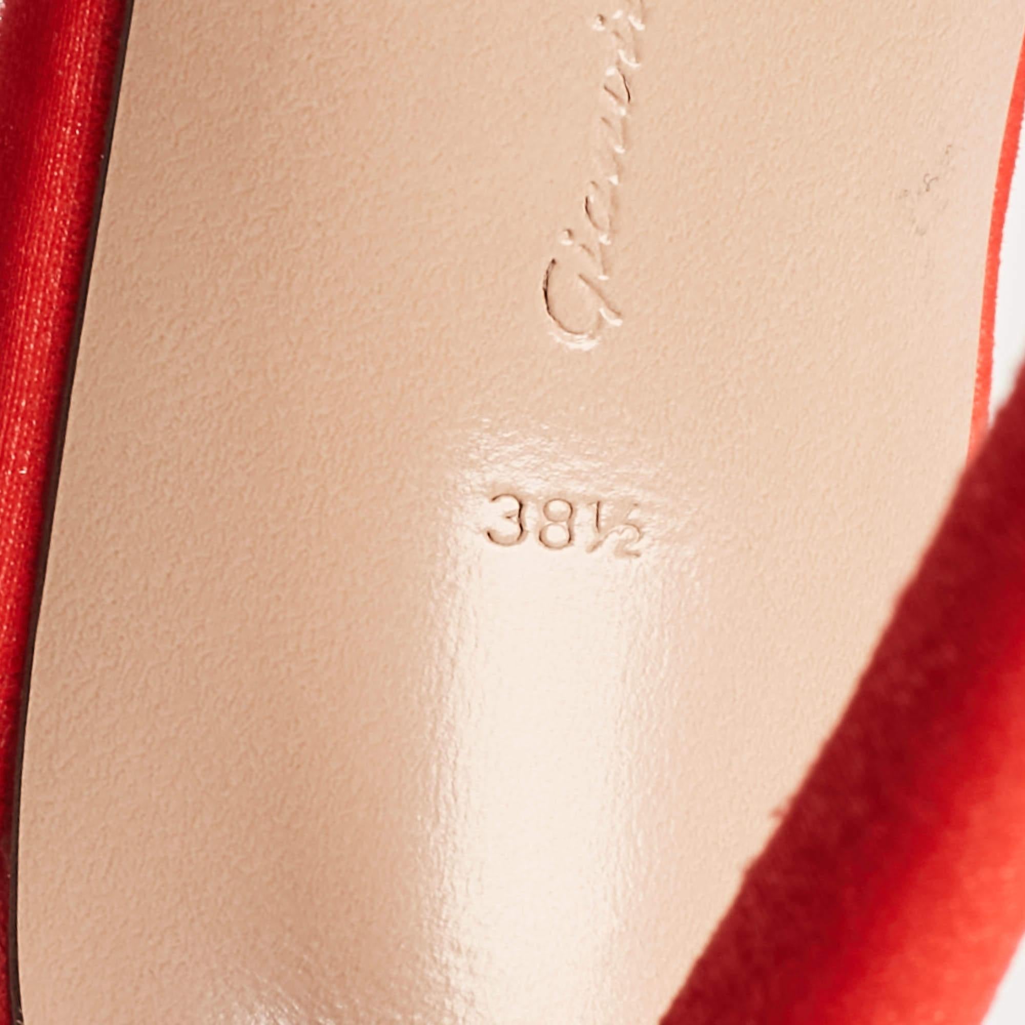 Gianvito Rossi Mohnblumenrote Britney Sandalen aus Samt mit Verzierungen Größe 38.5 im Angebot 3