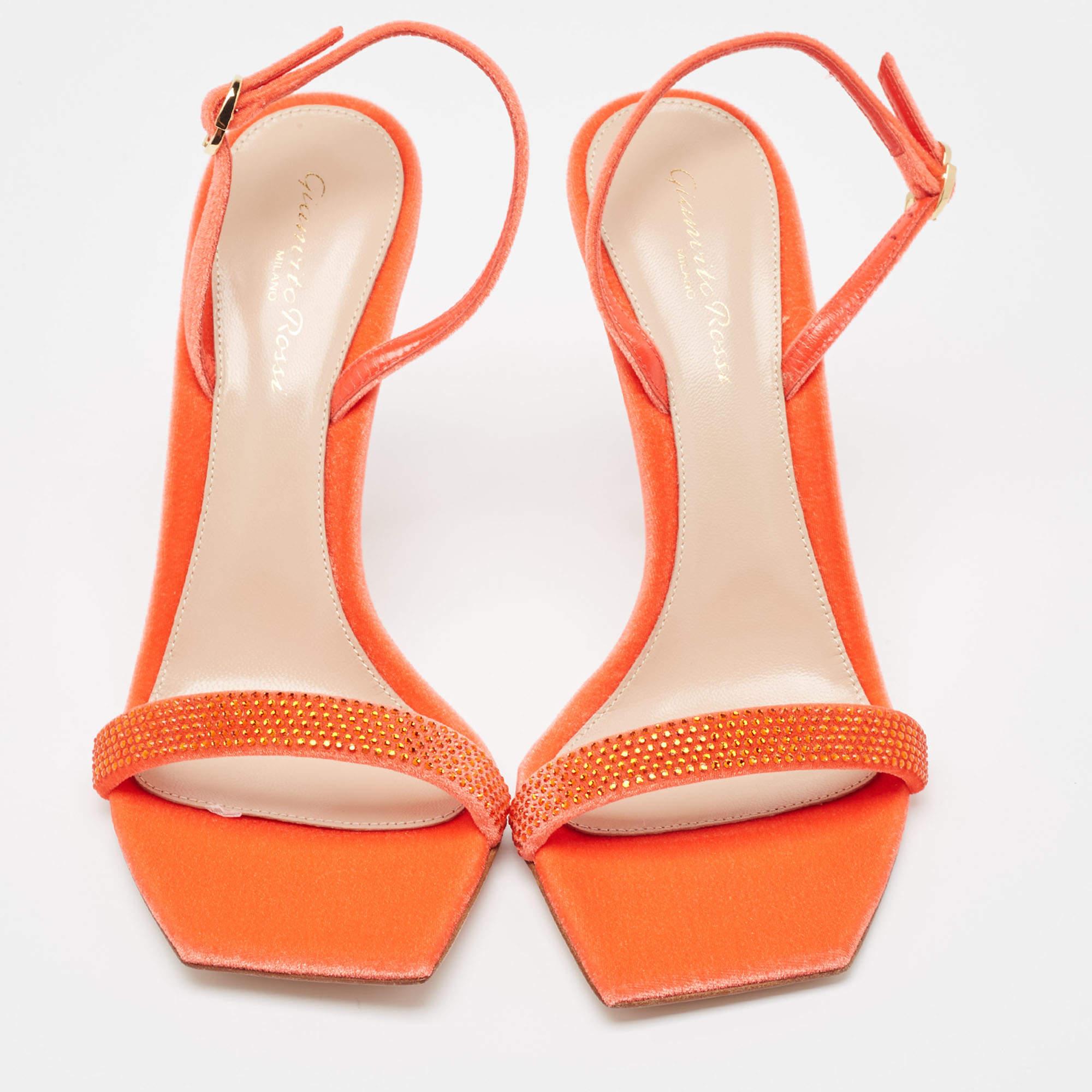 En velours rouge vibrant, les sandales Gianvito Rossi exsudent un charme confiant. De délicates brides enveloppent gracieusement le pied, tandis qu'un talon robuste assure stabilité et style. Avec un savoir-faire impeccable et un design intemporel,
