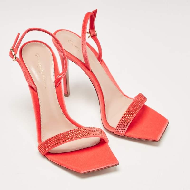 Gianvito Rossi Poppy Red Velvet Embellished Britney Sandals Size 39.5 In New Condition For Sale In Dubai, Al Qouz 2