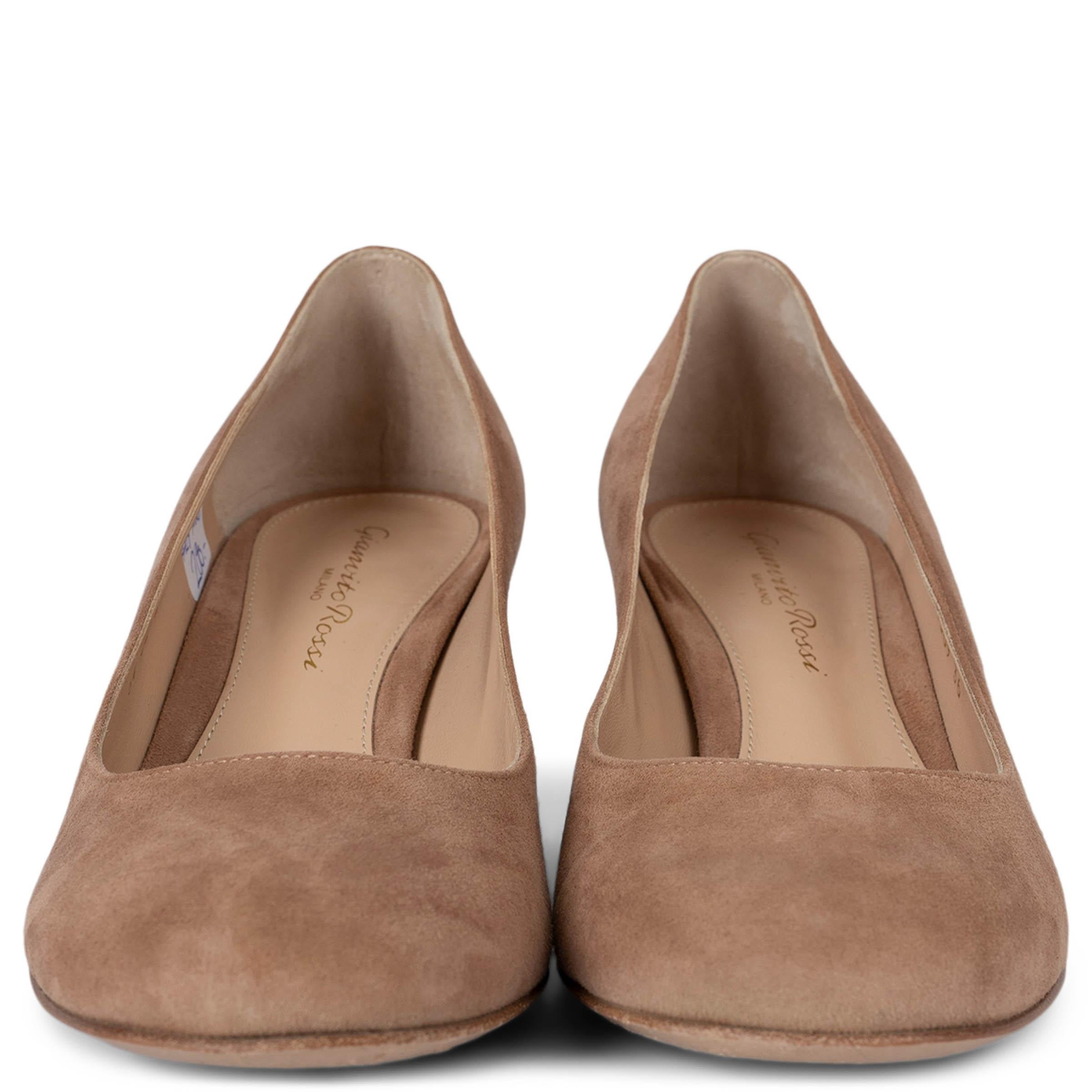 Los zapatos de salón Gilda 100% auténticos de Gianvito Rossi son un complemento imprescindible de tu armario, con un estilo atemporal que repetirás. Confeccionados en ante de color beige praliné, estos zapatos de salón presentan una elegante puntera