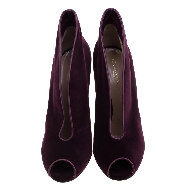 You are sure to stun onlookers with these slip-on booties from Gianvito Rossi as they're absolutely gorgeous! Meticulously crafted from velvet, they carry a purple shade along with peep toes and 11 cm heels. Hurry and make them yours