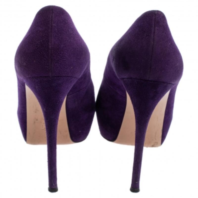 Gianvito Rossi Purple Suede Peep Toe Platform Pumps Size 39.5 In Good Condition For Sale In Dubai, Al Qouz 2