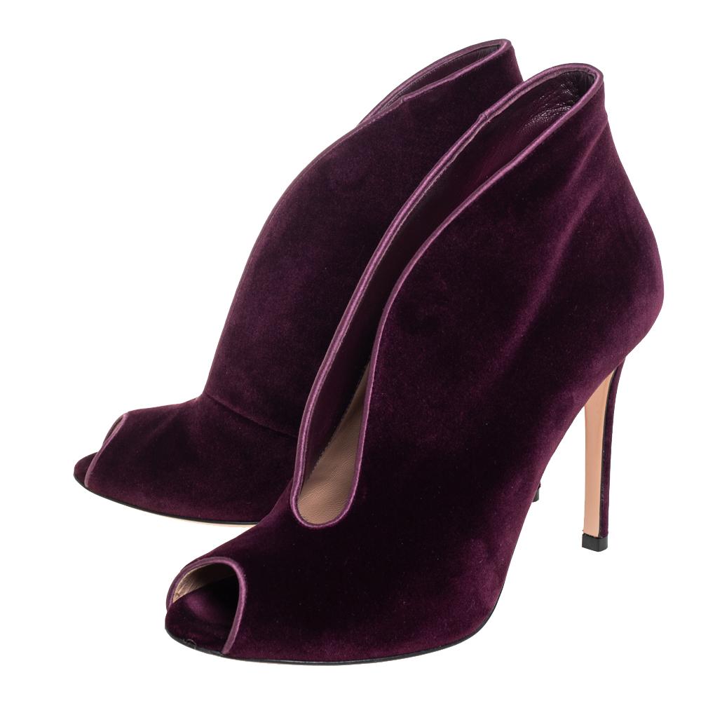 Gianvito Rossi Purple Velvet Vamp Peep Toe Booties Size 37.5 In Good Condition In Dubai, Al Qouz 2