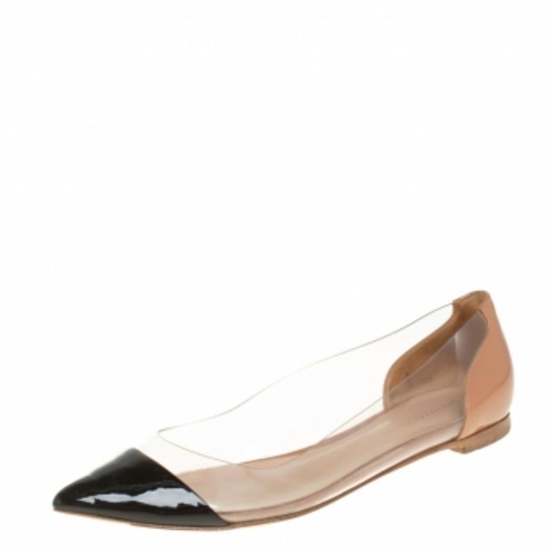 These Plexi ballet flats from Gianvito Rossi are defined by comfort and minimal style. Perfectly crafted from patent leather, these flats feature an elegant silhouette. They flaunt pointed toes, clear PVC panels, and comfortable leather-lined