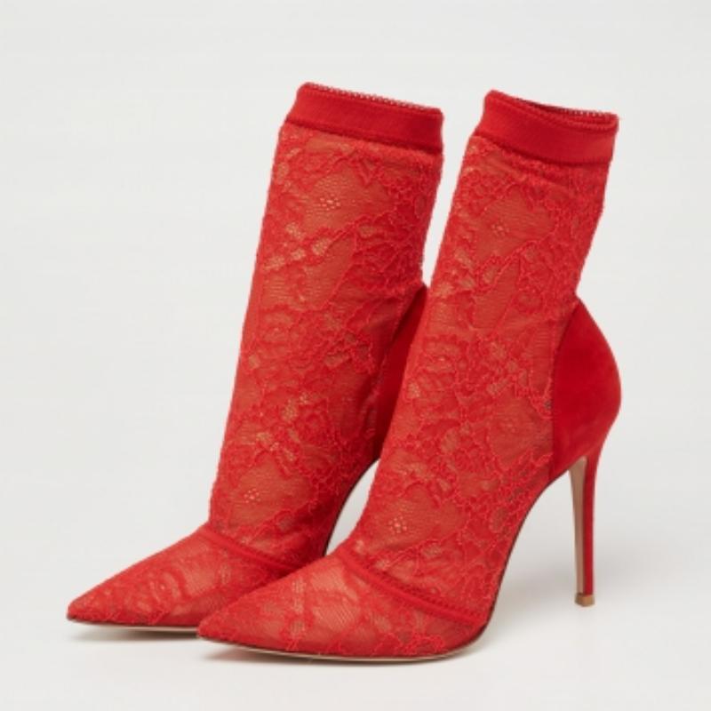 Diese perfekt gefertigten Gianvito Rossi Booties verleihen Ihnen ein raffiniertes Stil-Statement. Das rote Obermaterial dieses Paares ist mit aufwändiger Spitze und Wildlederbesätzen verziert. Mit ihren 11 cm hohen Absätzen heben diese Schuhe Ihr