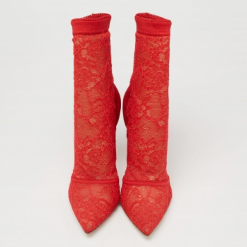 Gianvito Rossi Rote spitz zulaufende Stiefeletten aus Spitze und Wildleder Größe 39 im Zustand „Gut“ im Angebot in Dubai, Al Qouz 2