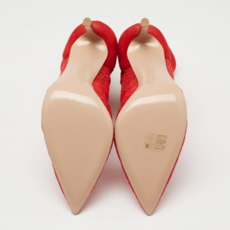 Gianvito Rossi Rote spitz zulaufende Stiefeletten aus Spitze und Wildleder Größe 39 im Angebot 1