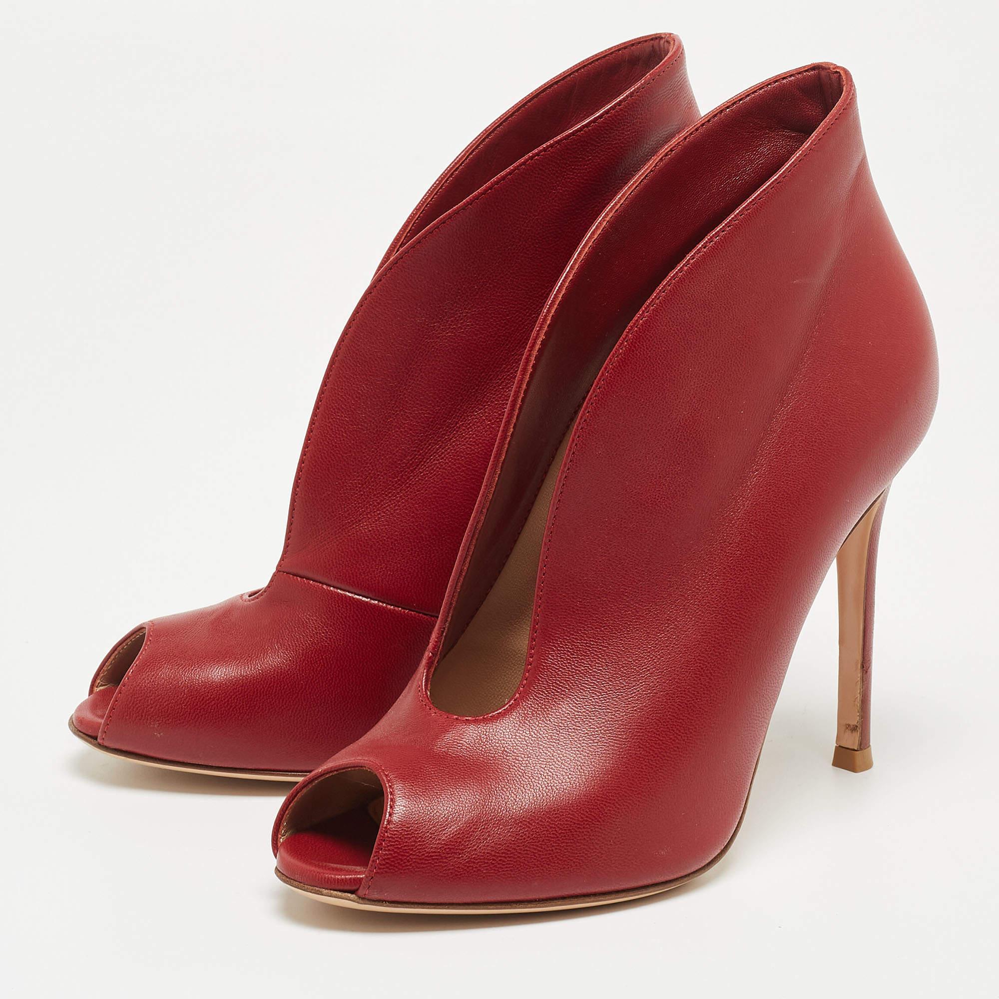 Enjoy the most fashionable days with these stylish boots. Modern in design and craftsmanship they are fashioned to keep you comfortable and chic