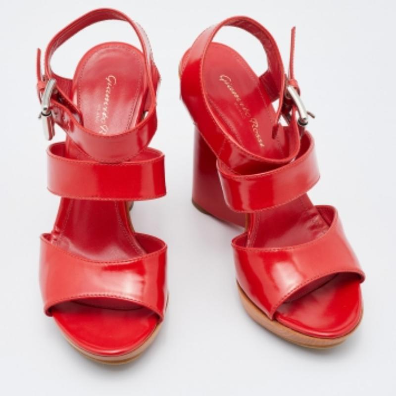 Gianvito Rossi - Sandales à lanières compensées en cuir rouge, taille 37,5 Excellent état - En vente à Dubai, Al Qouz 2