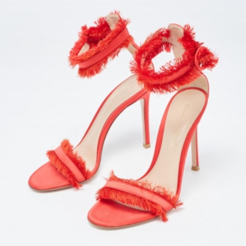 These Gianvito Rossi sandals will elegantly frame your feet. Crafted from quality materials, they display a classy design and comfortable insoles.