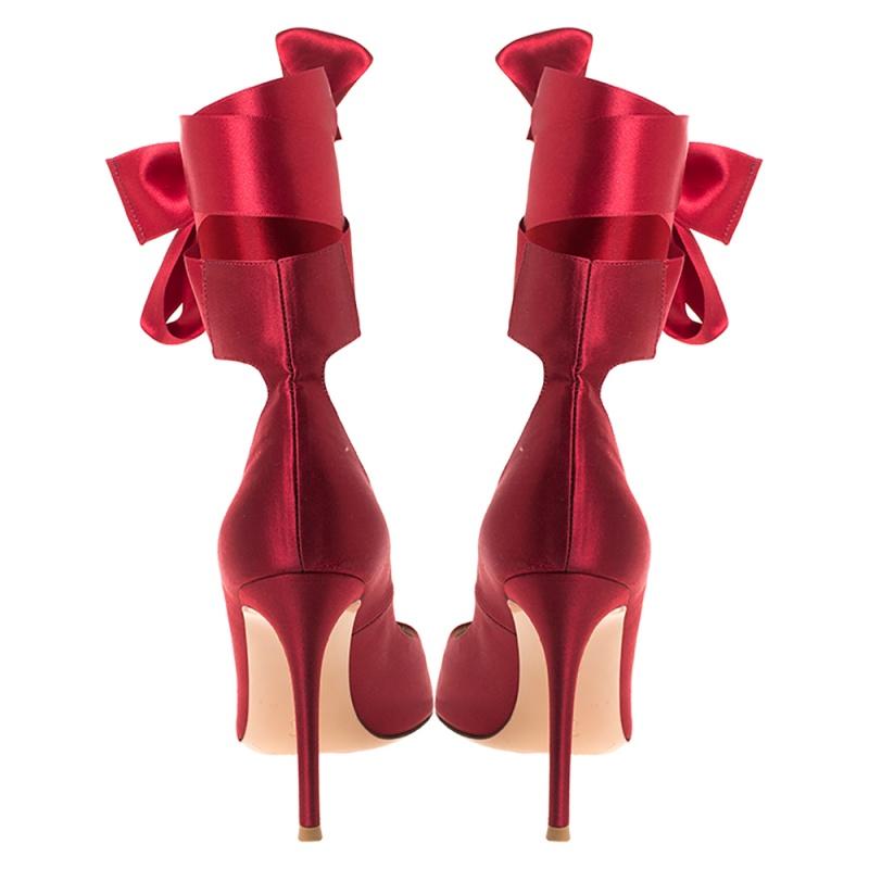 Gianvito Rossi Rot Satin Gala Knöchel Wickel Pumps Größe 37 im Zustand „Gut“ in Dubai, Al Qouz 2