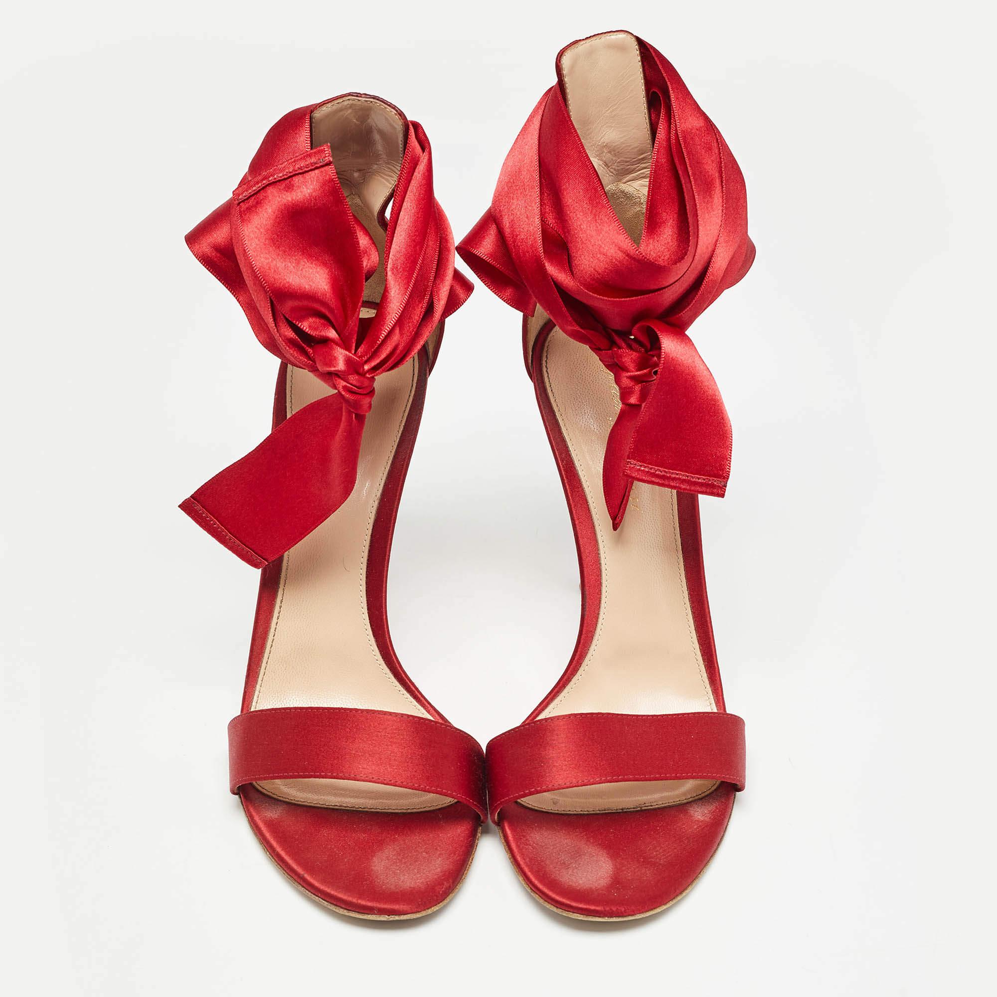 Gianvito Rossi Red Satin Lace Up Gala Open Toe Sandals Size 39.5 In Good Condition For Sale In Dubai, Al Qouz 2