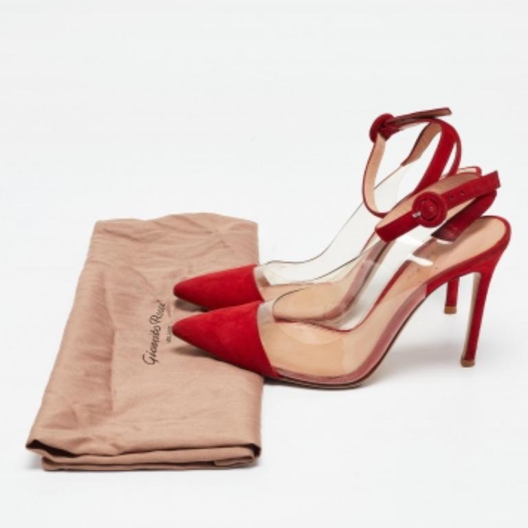 Des arcs courbes, un attrait féminin et une structure bien construite définissent cet ensemble d'escarpins design. Dotées de semelles intérieures confortables et de talons élégants, associez-les à vos tenues préférées.