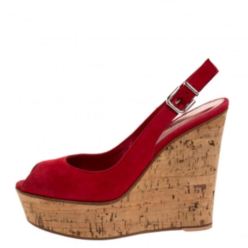 Diese wunderschönen Sandalen von Gianvito Rossi wurden mit viel Liebe entworfen und hoffen, dass sich jede Frau in ihnen wie eine Prinzessin fühlen kann. Die schöne rote Farbe verleiht den Wildleder-Sandalen eine verträumte Qualität und macht sie zu