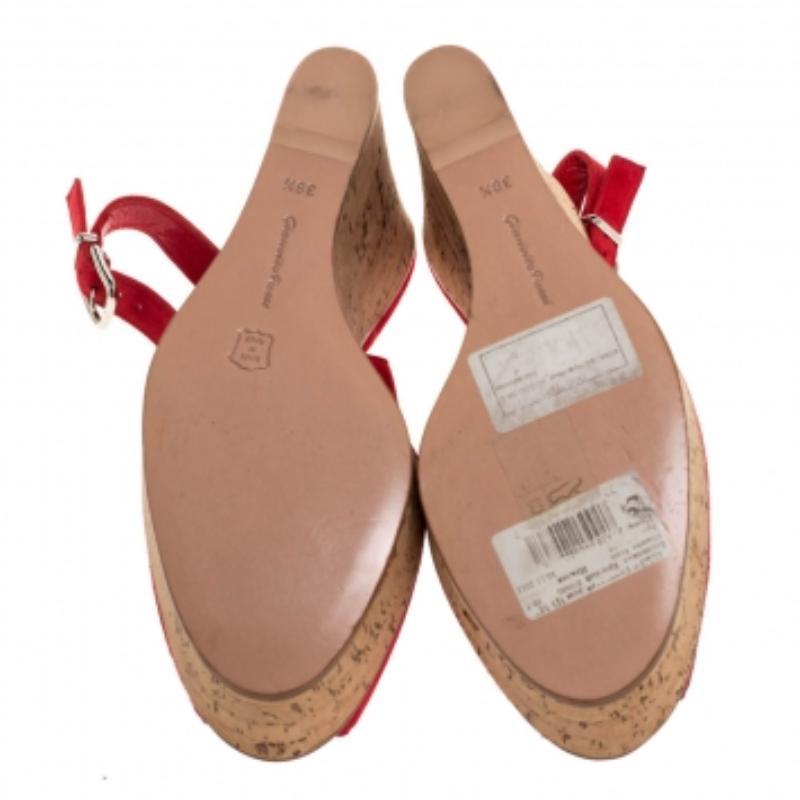 Gianvito Rossi Rotes Wildleder Kork Keil Peep Toe Plateau Sandalen Größe 38.5 im Angebot 2