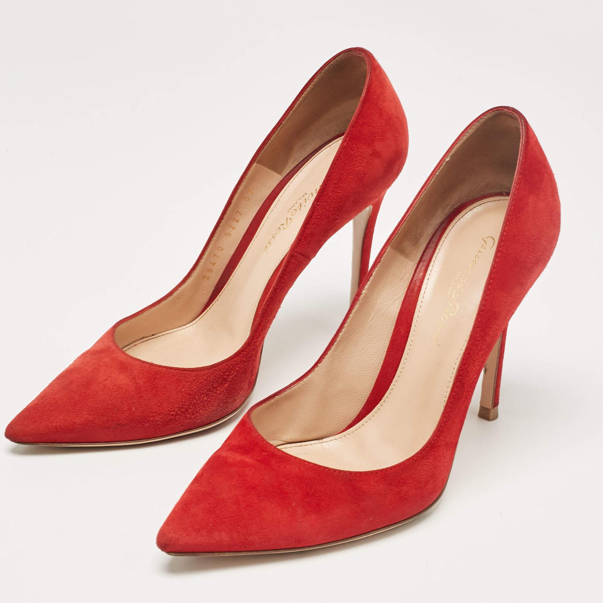 La tradition d'excellence de la maison de couture associée à une sensibilité au design moderne fait de ces escarpins rouges Gianvito Rossi un choix fabuleux. Ils vous aideront à obtenir un look chic en toute simplicité.