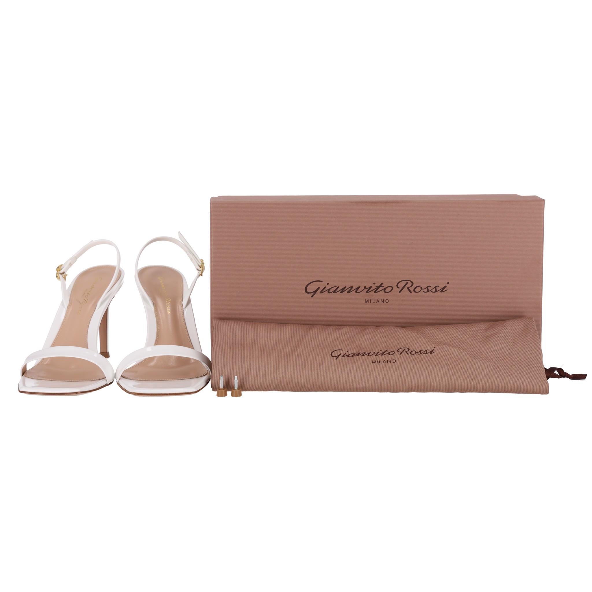 Gianvito Rossi - Sandales en cuir verni avec boucle et ruban

Sandales en cuir verni blanc dotées d'une bride unique sur l'empeigne et d'un bout carré.

Il est orné d'une boucle dorée en forme de ruban et d'un talon aiguille.

Rrp Approx.