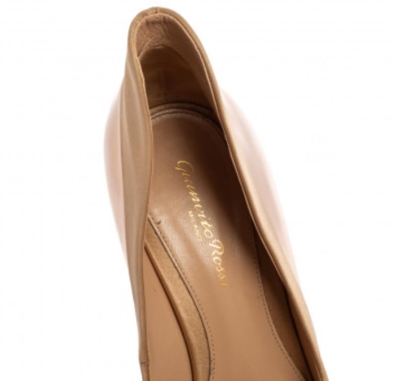 Gianvito Rossi Roségold/Beige Leder- und Wildleder-Pumps mit spitzer Zehe Größe 39 Damen im Angebot