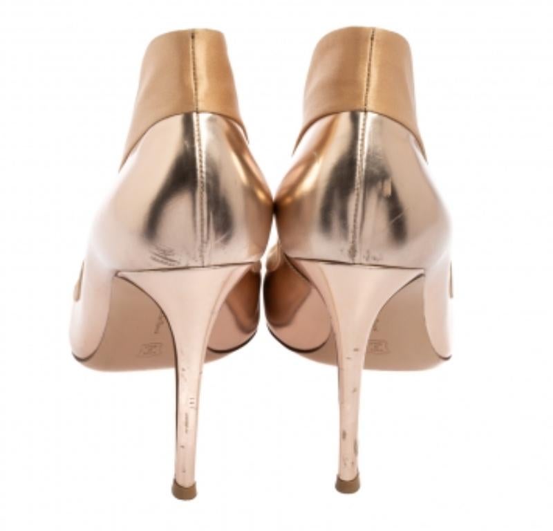 Gianvito Rossi Roségold/Beige Leder- und Wildleder-Pumps mit spitzer Zehe Größe 39 im Angebot 1