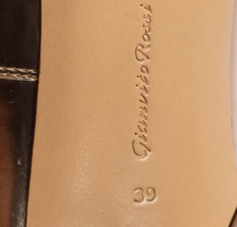 Gianvito Rossi Roségold/Beige Leder- und Wildleder-Pumps mit spitzer Zehe Größe 39 im Angebot 2