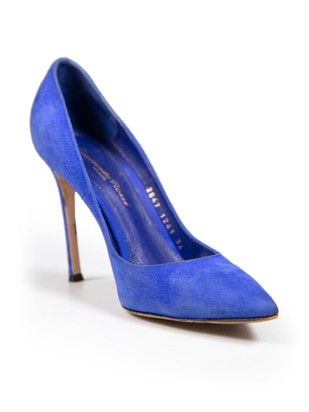 CONDITION is Good. Minor wear to pumps is evident. Light signs of abrasions and discolouration to the tip, front edge, rear counter and heel of both shoes on this used Gianvito Rossi designer resale item. This item comes with original shoe box.
 
