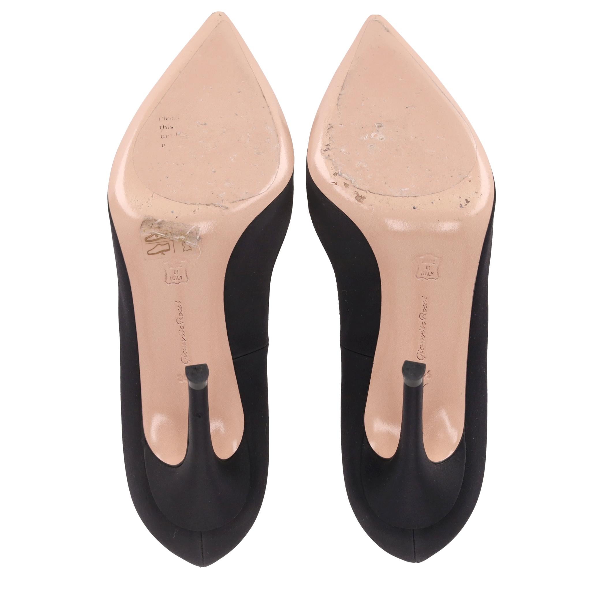 Donna Pompe a spillo in raso Gianvito Rossi in vendita