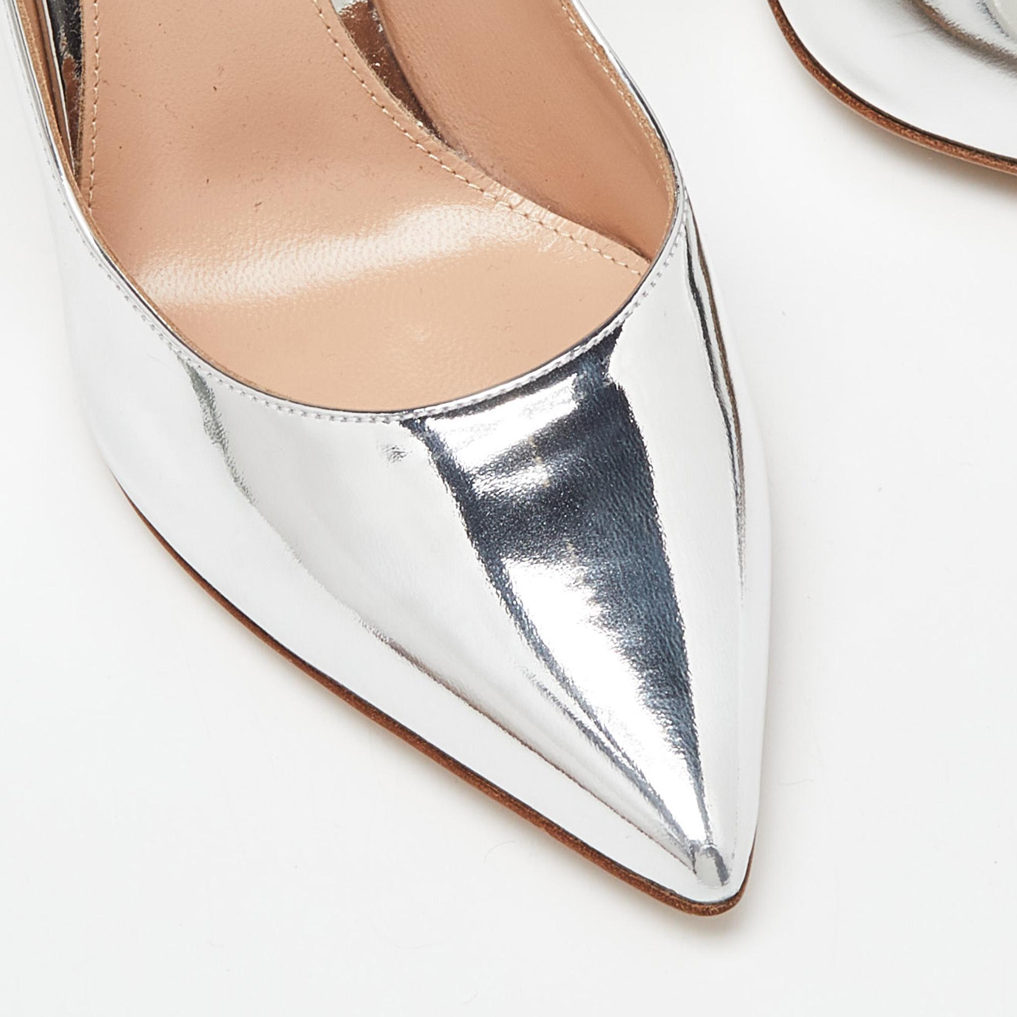 Women's Gianvito Rossi Silver Laminated Leather Pointed Toe Pumps Size 37 For Sale