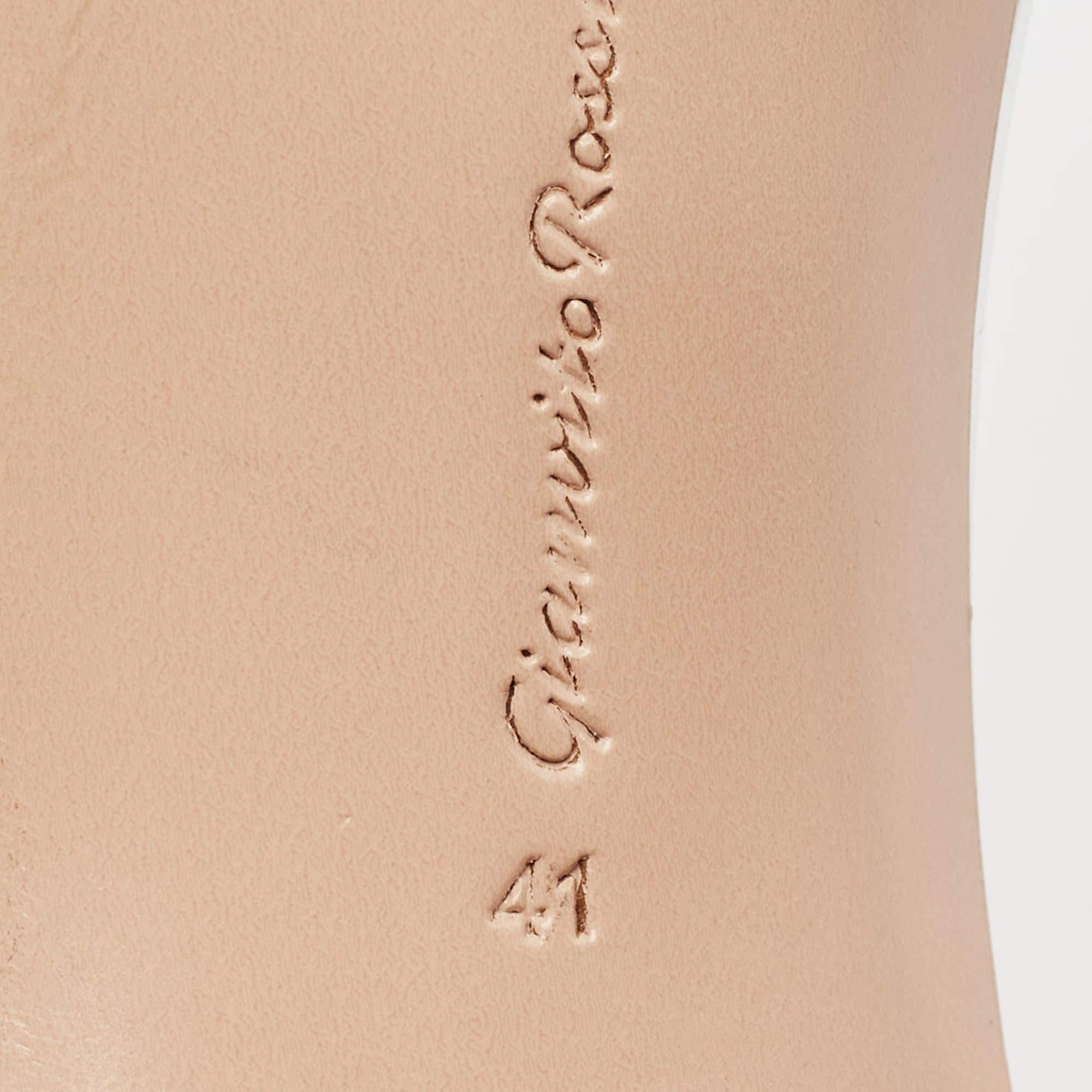 Gianvito Rossi Bombas de anís de cuero plateado y PVC Talla 41 en venta 3