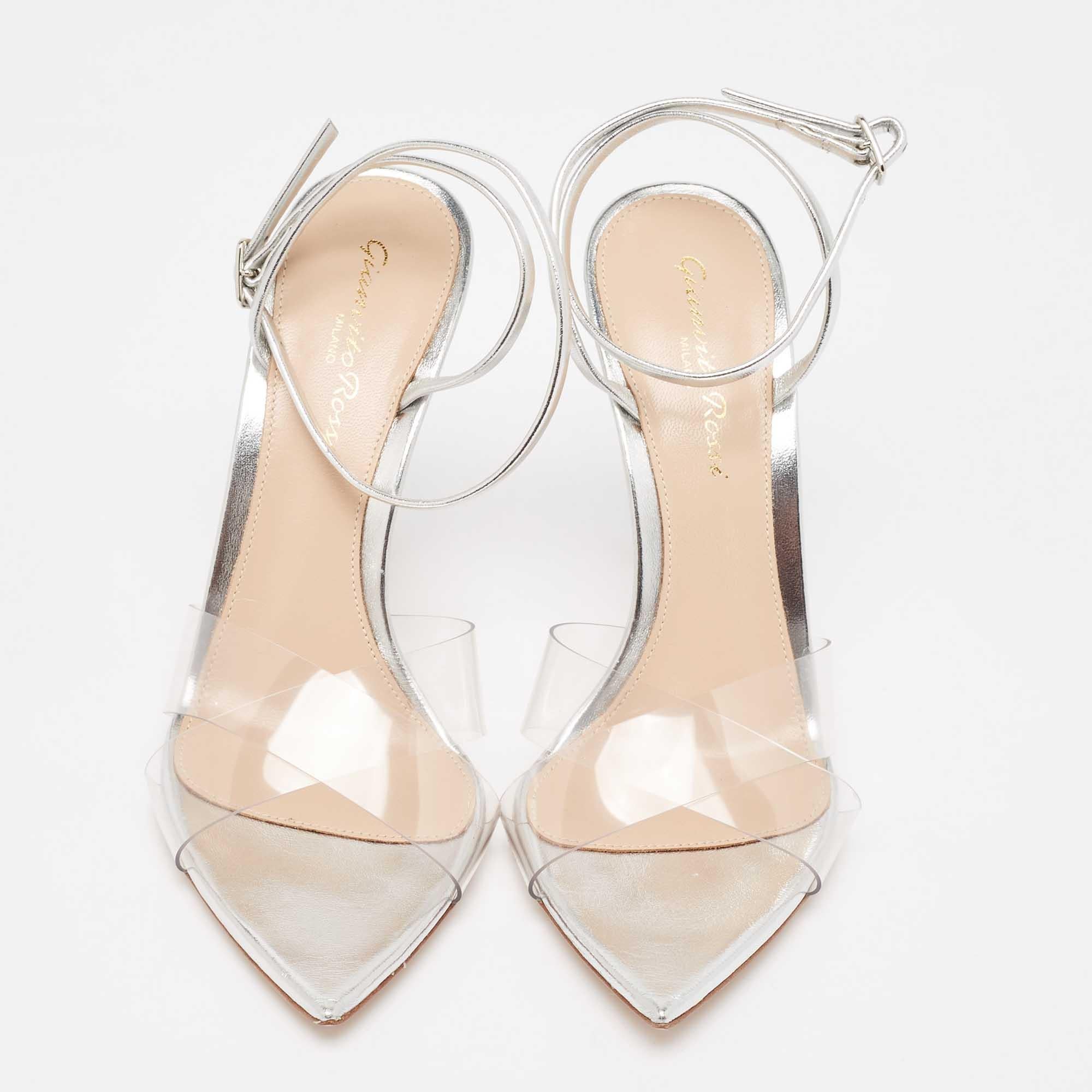Resplendent and ravishing, these Plexi Stark sandals from the Italian shoe label Gianvito Rossi are here to make you fall in love with them. Skillfully crafted from leather, they feature clear PVC crisscross straps that elegantly wrap the foot and