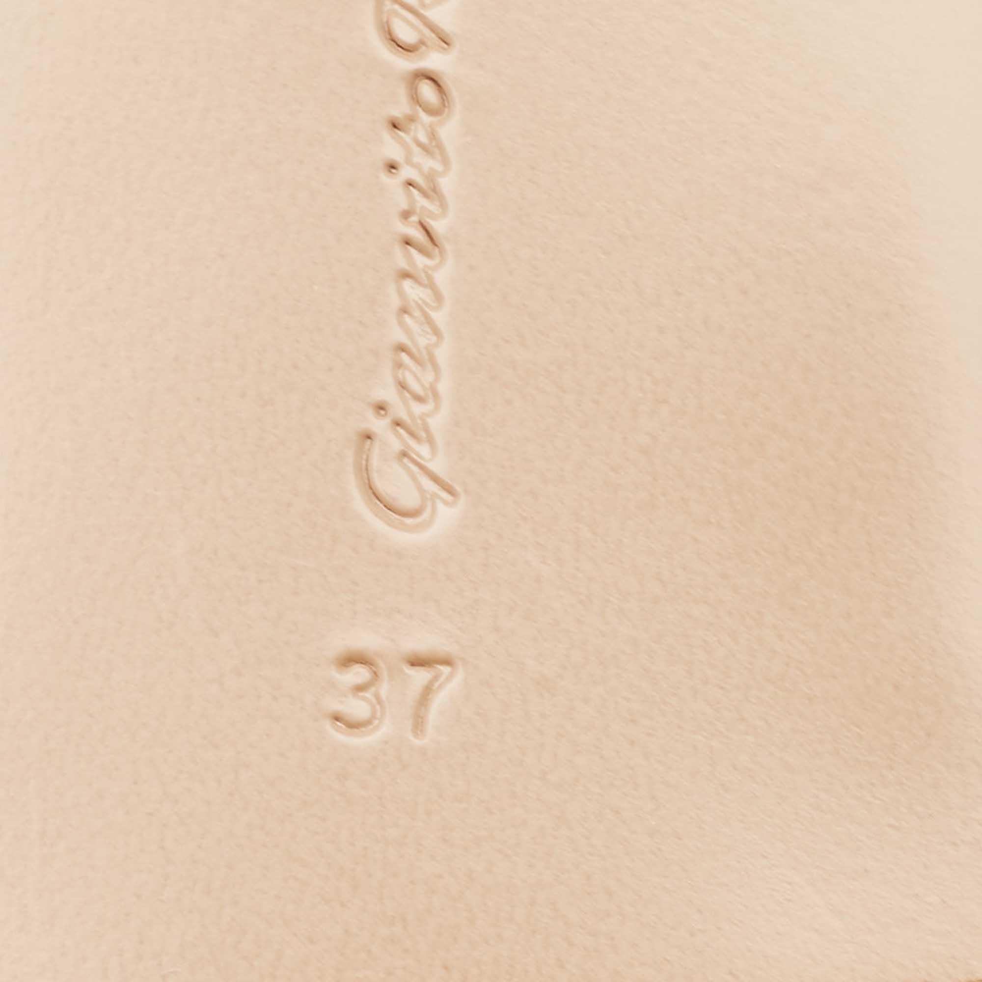 Gianvito Rossi Silver Leather Giza Flat Sandals Taglia 37 in vendita 3