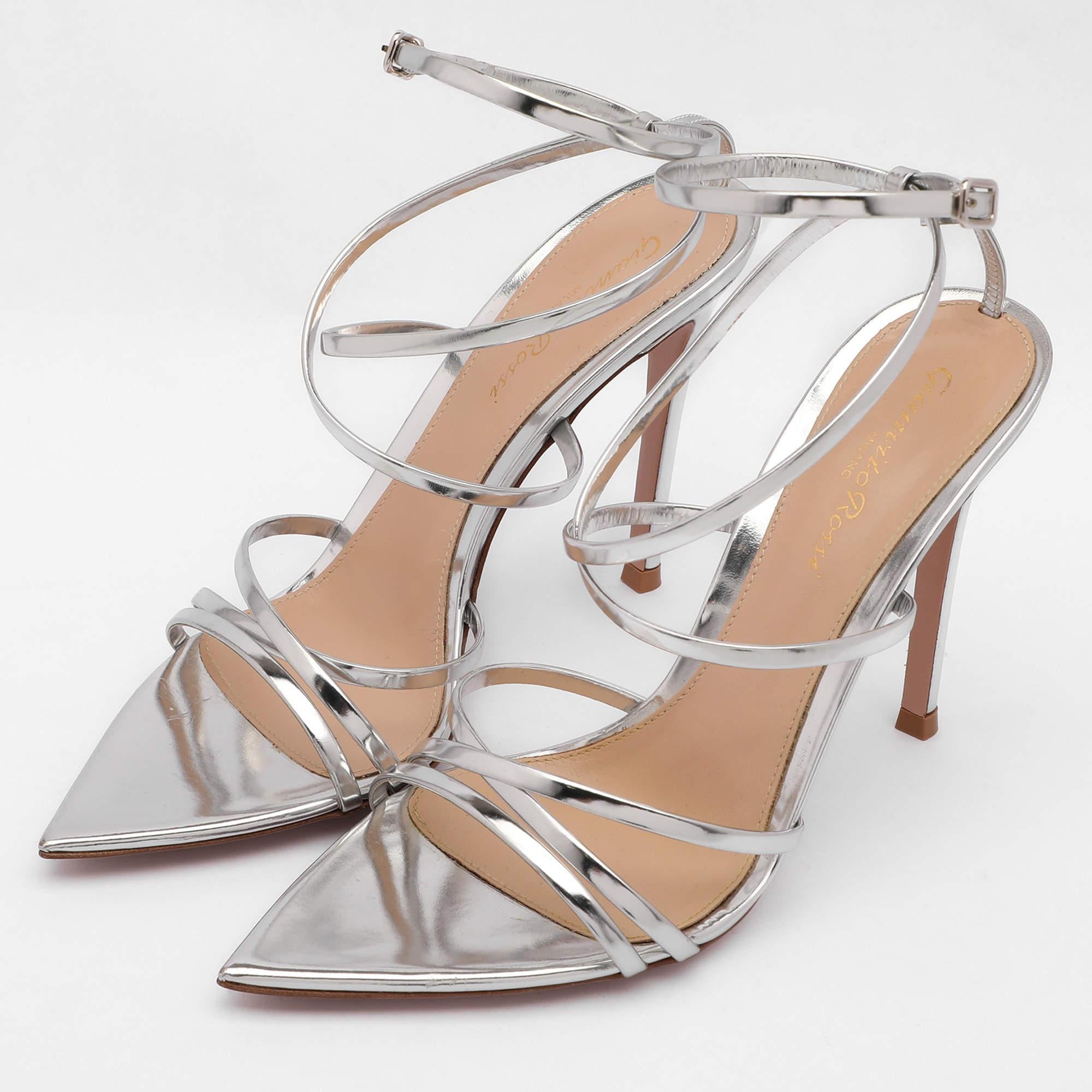 Eleva tu conjunto con estos tacones plateados Gianvito Rossi para mujer. Meticulosamente elaborados, estos exquisitos tacones combinan lujo y comodidad, creando un par de tacones de moda y fabulosos para cualquier ocasión.