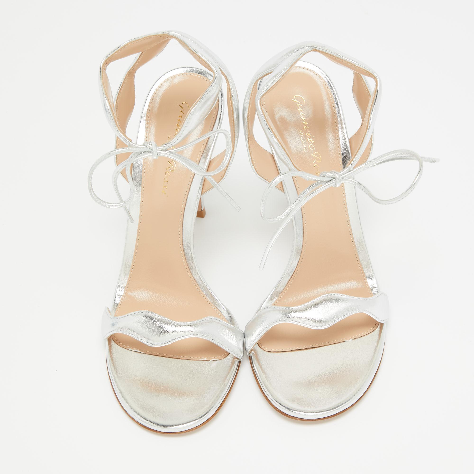 Gianvito Rossi Silver Leather Wavy Ankle Tie Sandals Size 38 In Good Condition For Sale In Dubai, Al Qouz 2