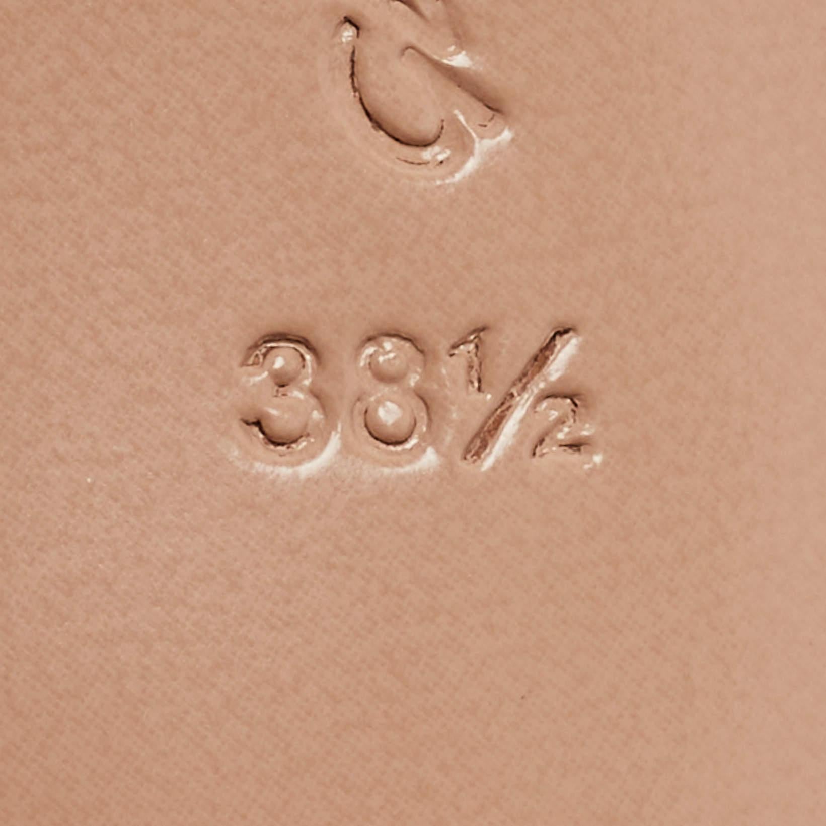 Realizzati da Gianvito Rossi, questi sandali Wavy ridefiniscono lo stile chic. La tonalità argento brilla senza sforzo, mentre il design ondulato aggiunge un tocco di fantasia. Il dettaglio del tacco a gattino emana fascino e garantisce una calzata