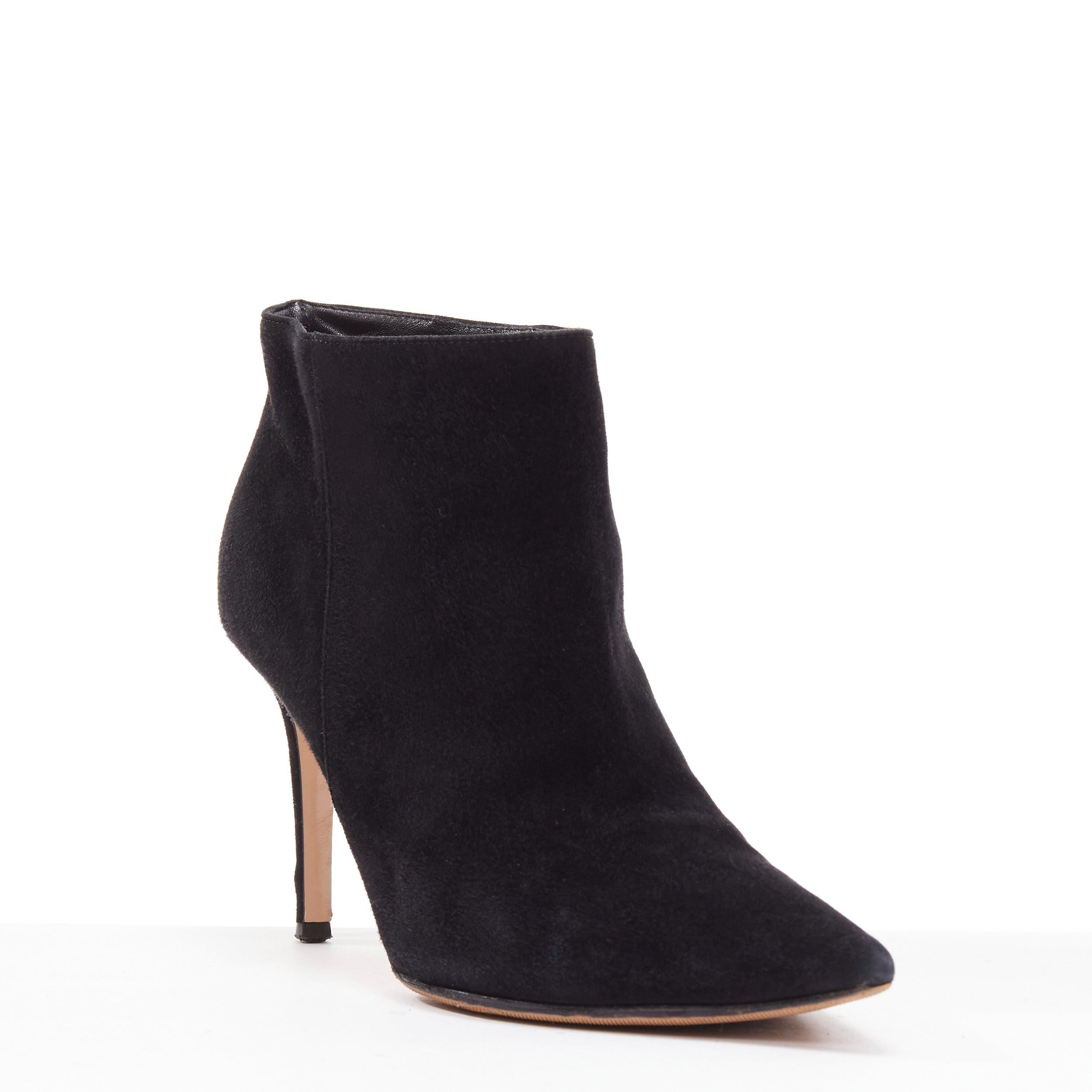 GIANVITO ROSSI Botines Stilo de piel de ante negra con puntera EU37.5
Referencia: LNKO/A02375
Marca: Gianvito Rossi
Model No: Stilo
Material: Ante
Color: Negro
Patrón: Sólido
Cierre: Slip On
Forro: Piel nude
Fabricado en: Italia

CONDICIÓN:
Estado: