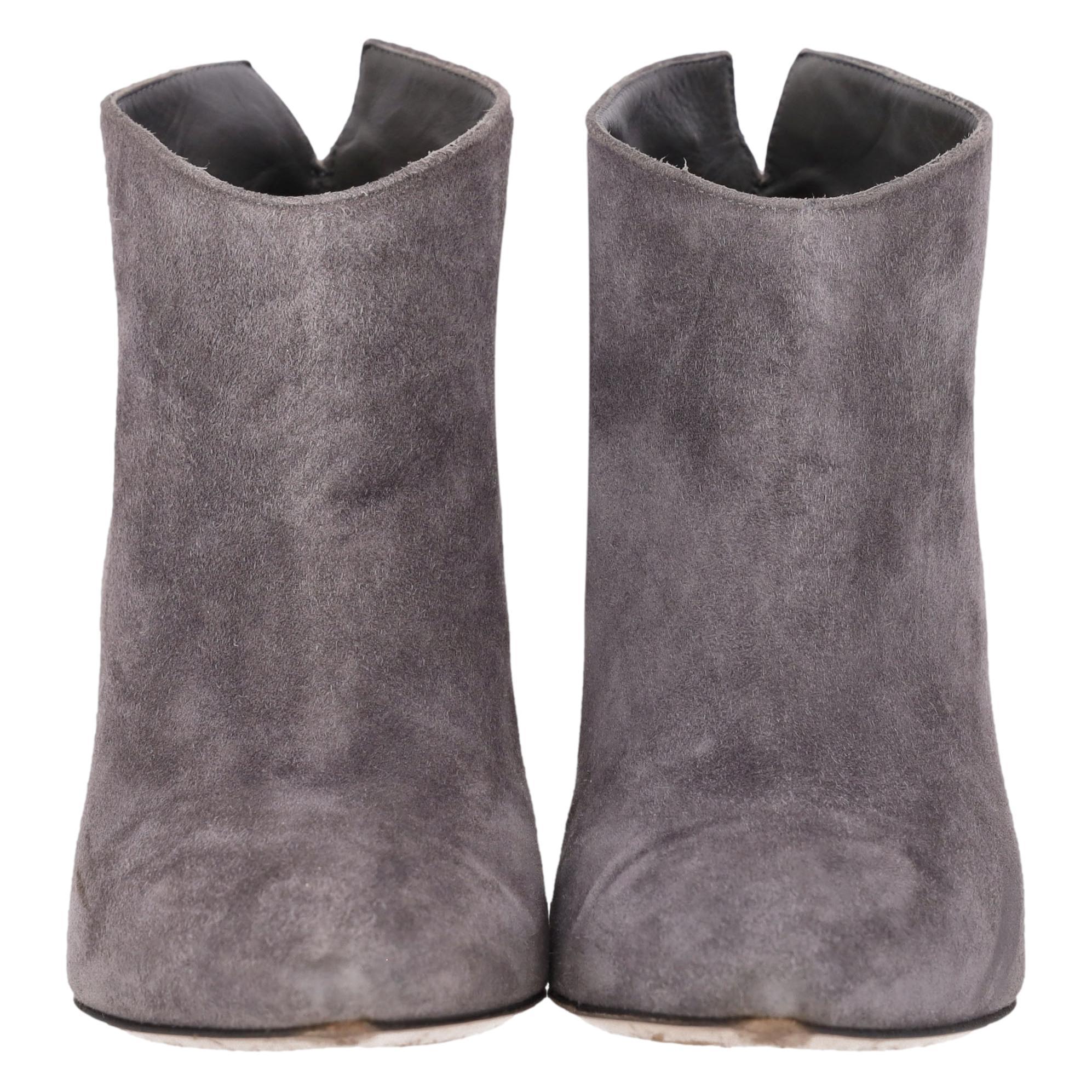 Gianvito Rossi Suede Ankle Boots

Grey boots crafted from suede and designed with a pointed toe and stiletto heel.

Featuring slip-on style with a V-shaped cut-out at the ankle and leather lining.

Rrp Approx. £950

Size – 35.5

Condition – Good