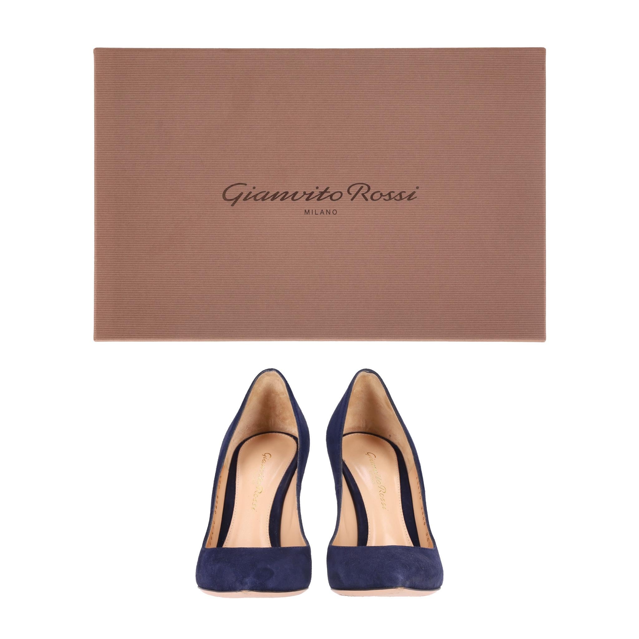Gianvito Rossi - Escarpins en daim

Talons bleus classiques en daim, à bout pointu et haut talon aiguille.

Doublure et semelles en cuir.

Rrp Approx. £650

Taille - 35.5

Condition - Excellente

Composition - Daim

Livré avec - Boîte d'origine