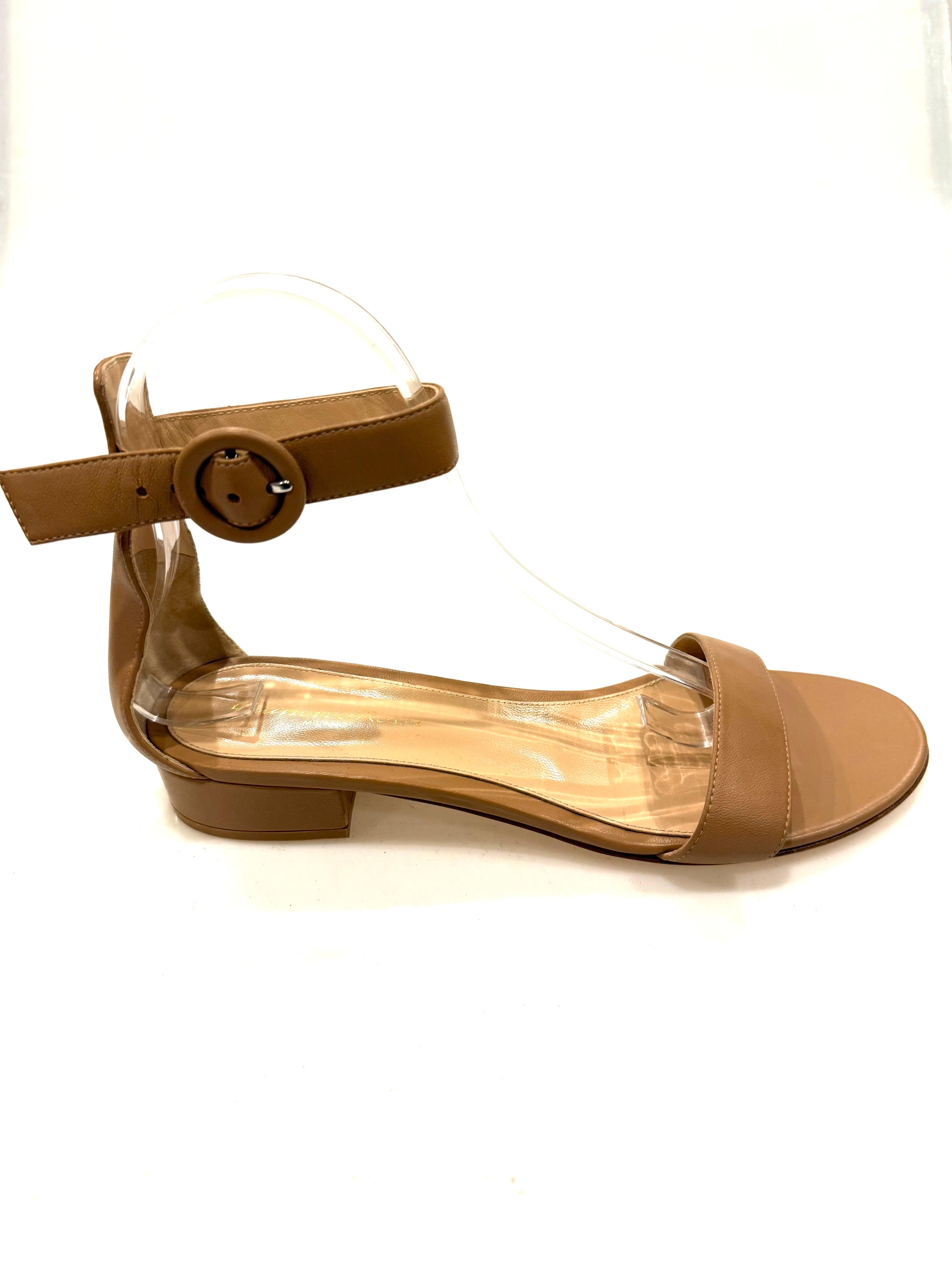 Gianvito Rossi Tan Leather Block Heel Sandals - Size 38.5 - Minimalist Summer Chic

Ces élégantes sandales Gianvito Rossi en cuir fauve rehaussent votre garde-robe des beaux jours. Dotées d'une élégante silhouette à bout ouvert, d'une seule bride