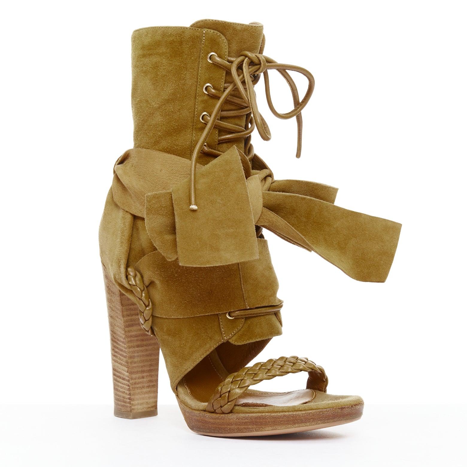GIANVITO ROSSI Hellbraunes Wildleder mit geflochtenem Riemen und Schleife, Blockabsatz EU37
Referenz: NKLL/A00483
Marke: Gianvito Rossi
MATERIAL: Leder
Farbe: Braun
Muster: Solide
Verschluss: Reißverschluss
Innenfutter: Braunes