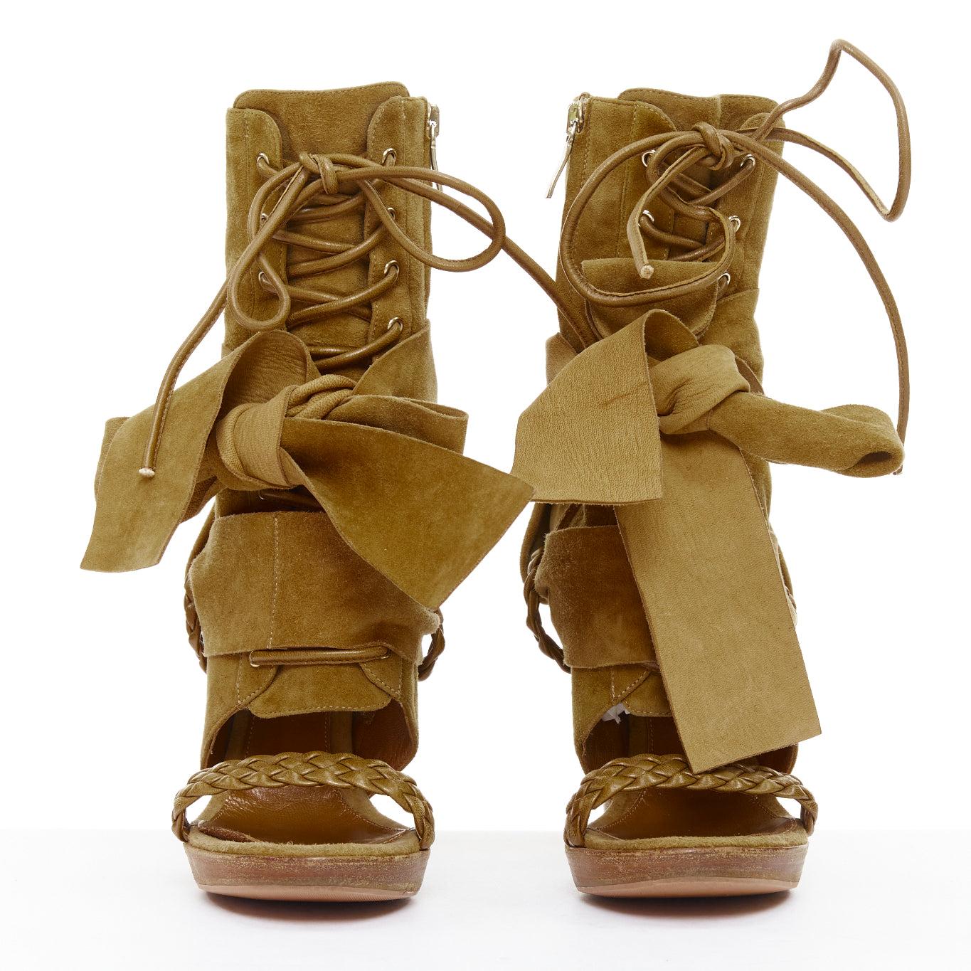 GIANVITO ROSSI Hellbraunes Wildleder mit geflochtenem Riemen und Schleife, Blockabsatz EU37 (Braun) im Angebot